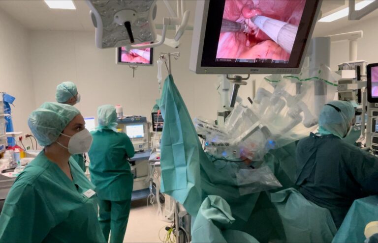 صور وفيديو.. «وصال» تحاور طبيبًا مصريًا أجرى جراحة دقيقة في ألمانيا باستخدام «روبوت»