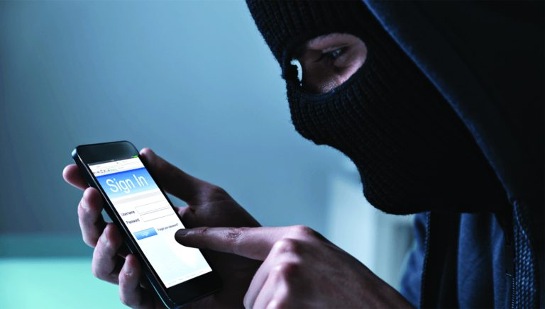 ملثم بزي شرطة الكويت يسرق أموال المقيمين عبر مكالمة فيديو.. والداخلية: اغلقوا الهواتف