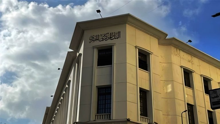التعويم في فبراير.. خبراء اقتصاد يكشفون تأثير قرارات «المركزي» على المصريين بالخارج؟