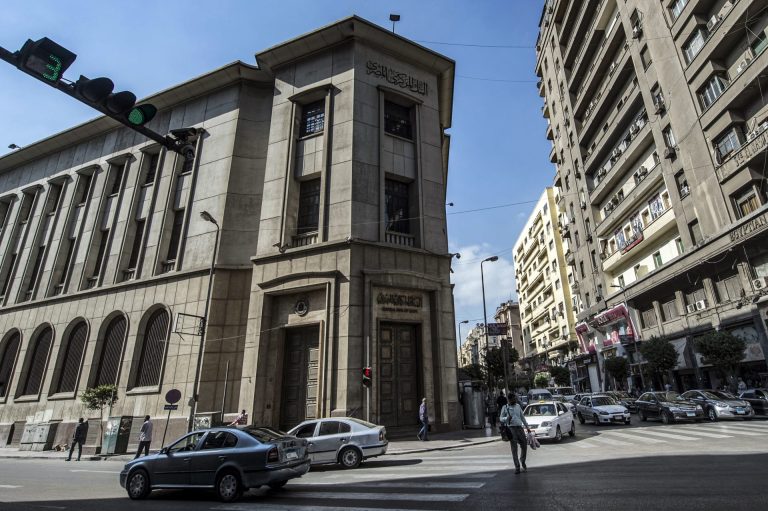 كيف يؤثر قرار البنك المركزي المرتقب على تحويلات المصريين بالخارج.. وينعش السوق السوداء؟