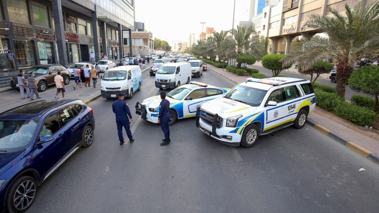 بينهم مصريون.. الكويت تدعو هؤلاء إلى مغادرة البلاد أو تقنين أوضاعهم