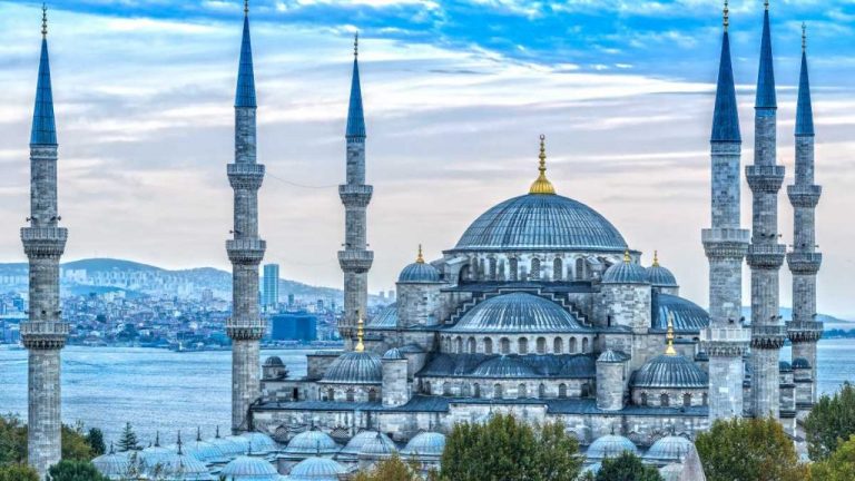 من الصلاة في آيا صوفيا إلى جولة البورصة الخصراء.. 8 أنشطة لا تفوتها أثناء عطلتك في تركيا