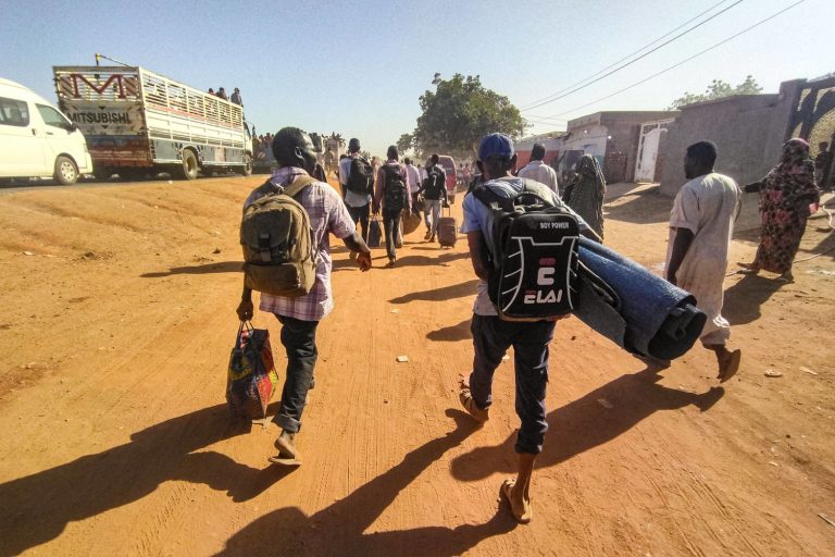 إجلاء 18 طالبا من المصريين العالقين في مدينة ود مدني بولاية الجزيرة السودانية