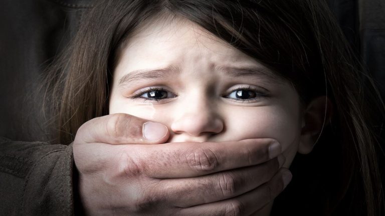 «وصال» تكشف حقيقة فيديو تخدير طفلتي مدينة نصر: والدهما حاول خطفهما للعيش معه خارج مصر