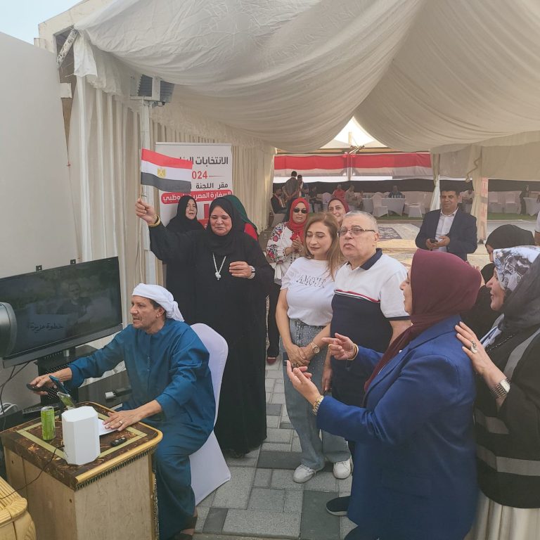 بالفيديو.. مصرية تحتفل بالتصويت في انتخابات الرئاسة بالإمارات بالرقص والزغاريد