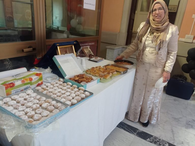 سيدة مصرية توزع الحلويات الشرقية على الناخبين داخل سفارتنا في روما: «حلي بوقك وانتخب»