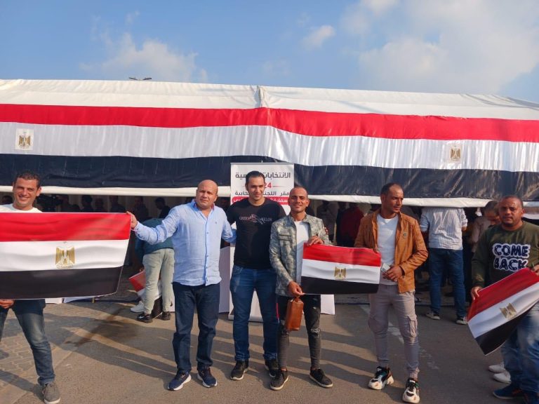 بالصور.. مصريون في أبو ظبي يرددون أغنية من زمن العدوان الثلاثي أمام لجان الانتخابات