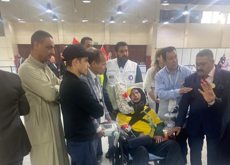 على جهاز تنفس صناعي.. مريض مصري بالكويت يدلي بصوته في الانتخابات الرئاسية «فيديو»