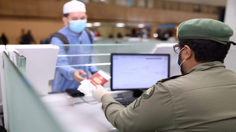 للمصريين في السعودية.. خطوات الاستعلام عن تأشيرة الخروج والعودة عبر «مقيم» و«أبشر»