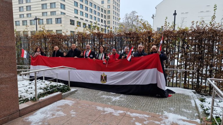 بالفيديو.. المصريون في ألمانيا يتحدون الثلوج للتصويت في انتخابات الرئاسة