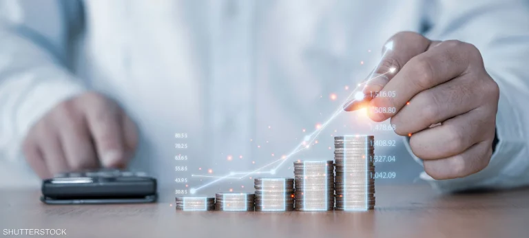 بعد الصعود التاريخي لمؤشر EGX30.. خبير اقتصادي ينصح المصريين في الخارج بالاستثمار في البورصة «فيديو»