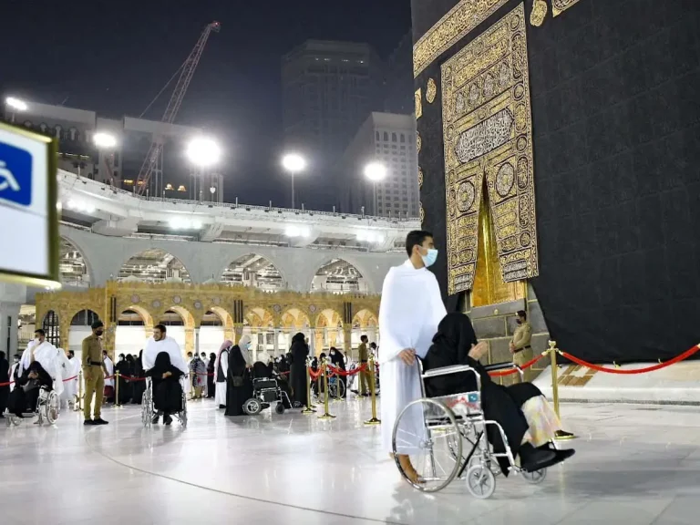 مع اقتراب رمضان.. اعرف طريقة الحصول على كرسي متحرك مجانًا لأداء العمرة