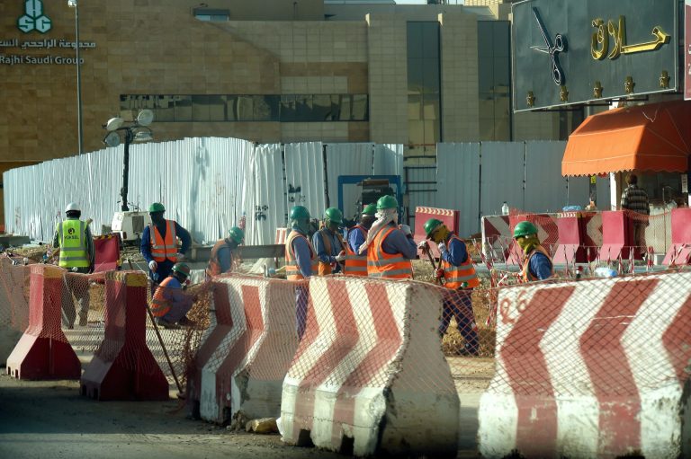 السعودية تعلن قائمة بالوظائف المسموح لها بالعمل دون الحاجة إلى كفيل.. تعرف عليها