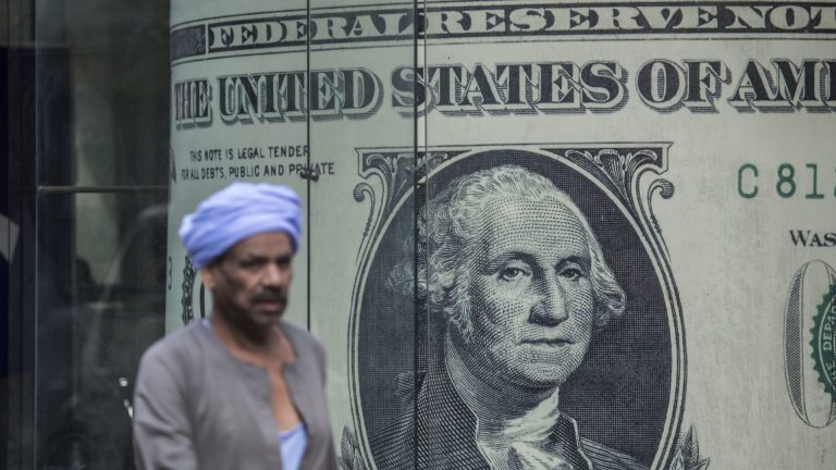الدولار يقترب من 56 جنيهًا في السوق الموازية.. و«3250» سعر جرام الذهب عيار «21»