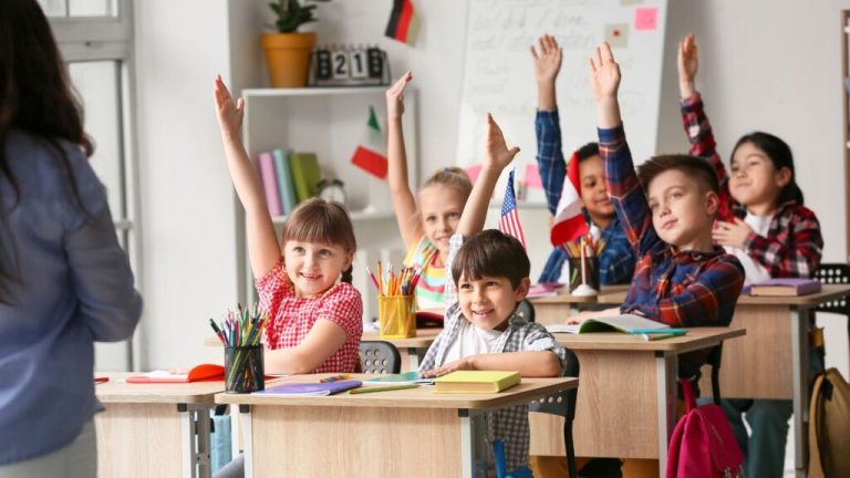 «تعتبرها كسبًا غير مشروع».. البنوك تراقب معلمي الدروس الخصوصية في الكويت