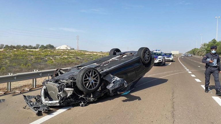 شرطة دبي تعلن وقوع 51 حادثًا مروريًا في 5 ساعات بسبب الضباب.. وتحذر السائقين