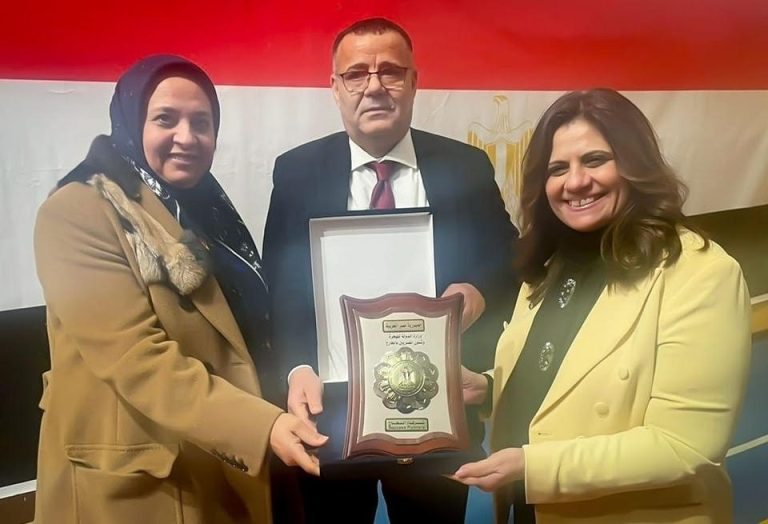 الجالية المصرية في ميلانو تكرم مؤسس مدرسة نجيب محفوظ وتعتبره شخصية العام