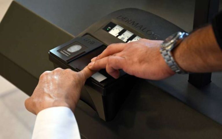 مهلة جديدة للمقيمين لإجراء «البصمة البيومترية».. هل تمنع من دخول الكويت؟