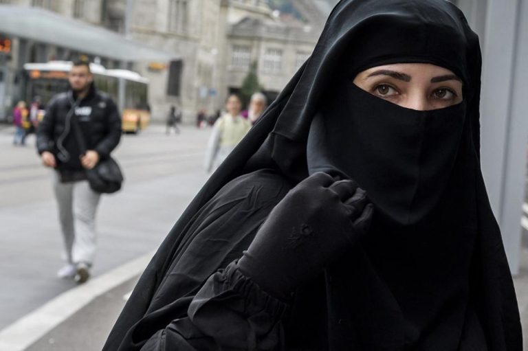 شيخ أزهري يصدم المتابعين: هذا هو حكم ارتداء النقاب في السعودية وخلعه في مصر