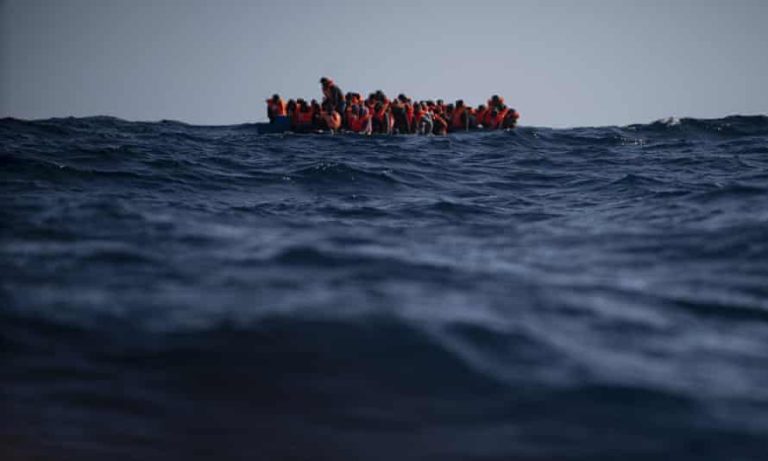 الجارديان: الأجانب يعملون ويعيشون كالملوك في مصر.. والمواطنون يقفزون في البحر بحثا عن عمل