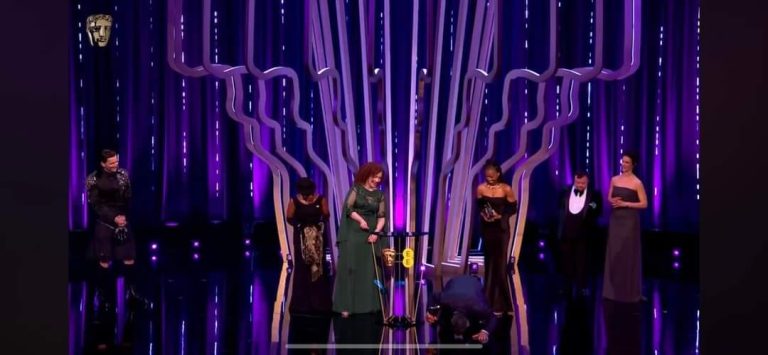 على طريقة محمد صلاح.. سيد بدرية يسجد في حفل توزيع جوائز BAFTA