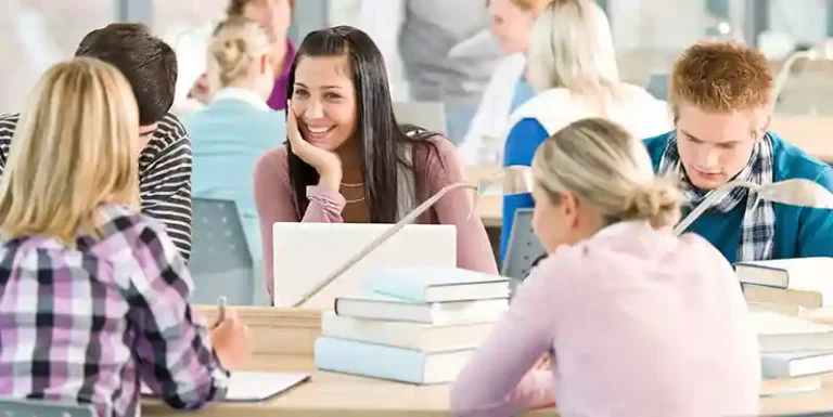 حين تضطرين للاختيار بين زوجك وأبنائك.. «شبح الجامعة» يطارد المصريات في الغربة