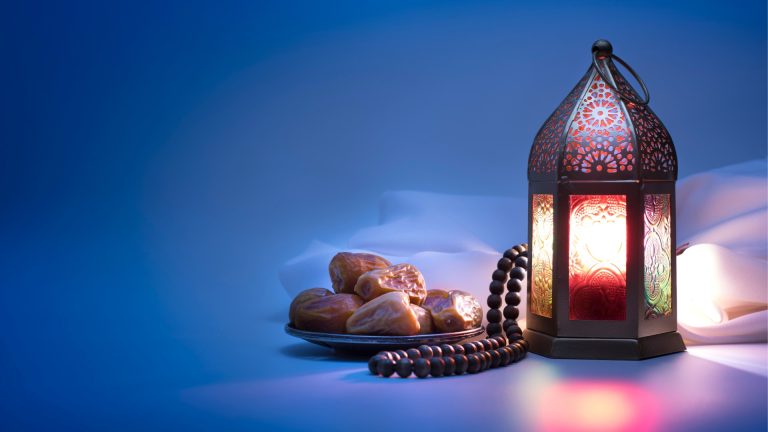 ما حكم إفطار المرأة المرضع في رمضان؟.. الإفتاء تجيب