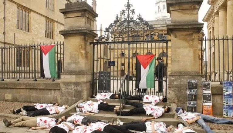 طلاب «أكسفورد» يجسدون دور شهداء غزة ويغلقون باب الجامعة بأجسادهم.. والأمن يتعامل بعنف (صور)