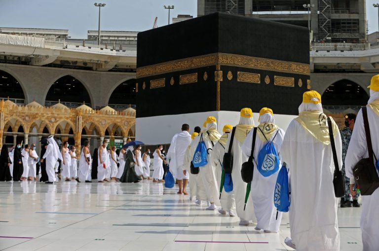 رئيس الجالية المصرية في السعودية يحذر المصريين من الحج دون تصريح.. ويكشف أبرز مشكلات العمالة