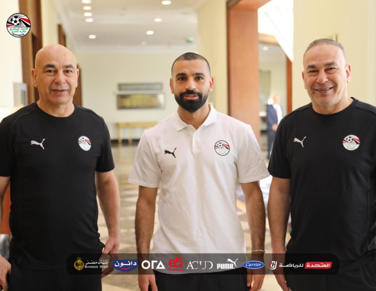 محمد صلاح يصل معسكر منتخب مصر واستقبال خاص من «التوأم» له «صور»