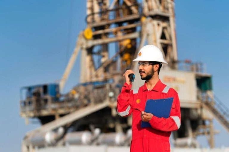 عمان.. قرار جديد يحظر عمل الوافدين في تلك الوظائف.. هل مهنتك بينهم؟