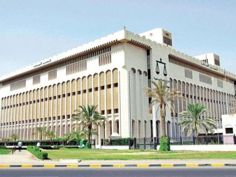 حوّلت شكلها لرجل وسافرت.. حبس طبيبة مصرية 5 سنوات انتحلت صفة مواطن كويتي