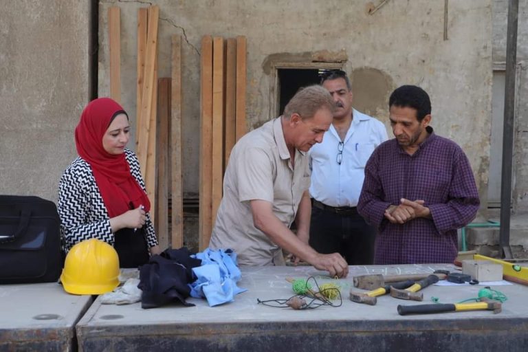 وزير العمل يُعلن بدء اختبارات المُتقدمين على مهنة «نجار مسلح» للعمل في الإمارات