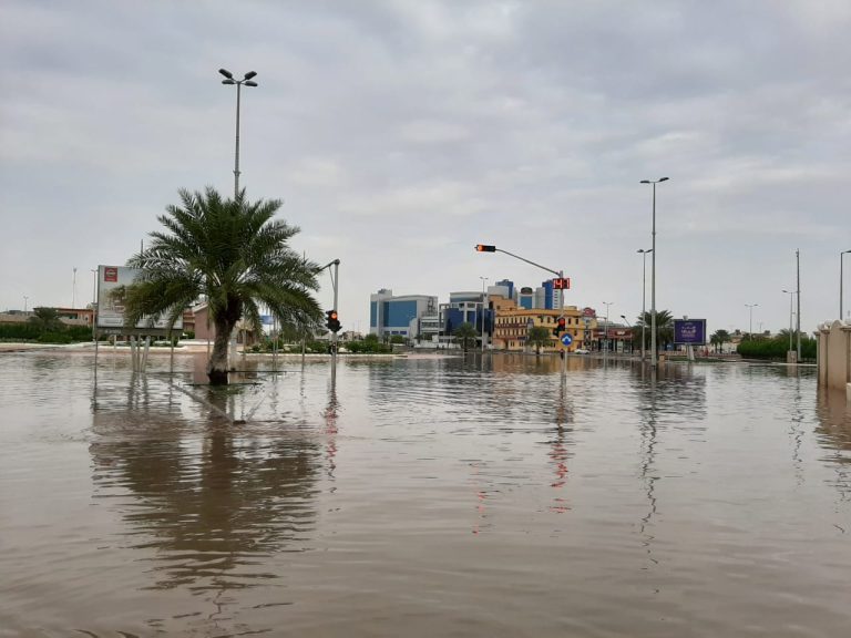 تعليق الدراسة الحضورية في أربع ولايات بعمان غدًا بسبب الطقس المتقلب وتحذير من أمطار وصقيع