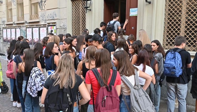 حظر الهواتف ومعاقبة المتنمرين.. 20 إجراءً لضبط العام الدراسي الجديد في إيطاليا