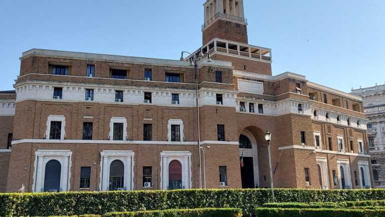 اغتصبوا طفلة بحمامات كاتانيا.. بدء محاكمة 5 مصريين في إيطاليا
