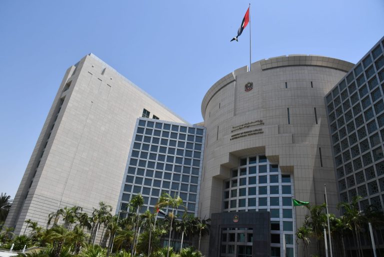 للمقيمين والراغبين في السفر.. الإمارات تطلق خدمة جديدة لتسهيل الإجراءات إلكترونيًا