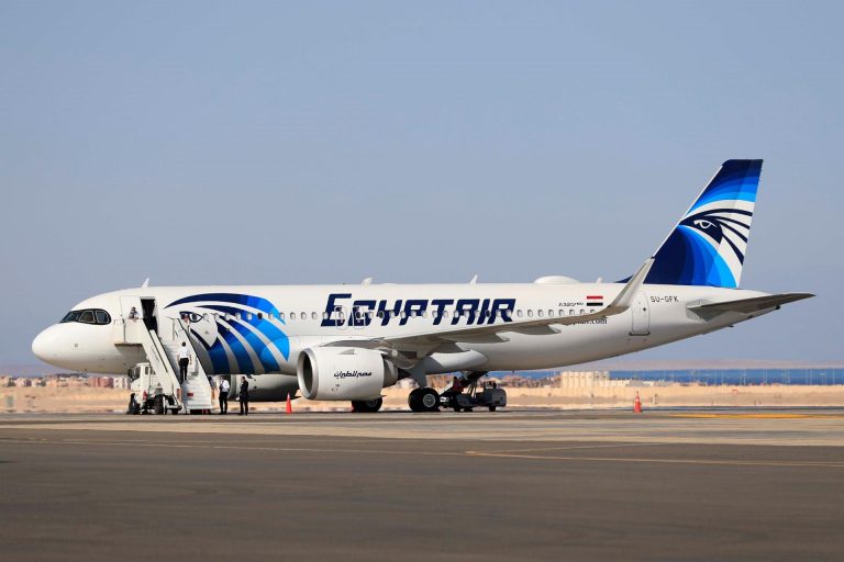 أسرار وراء الهبوط المفاجئ لطائرة مصرية في جدة.. مصر للطيران تعلق