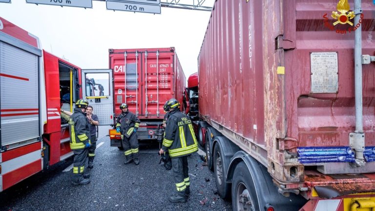 حادث تصادم بميلانو.. تحذير للمقيمين: ازدحام مروري كبير بنفق الطريق السريع