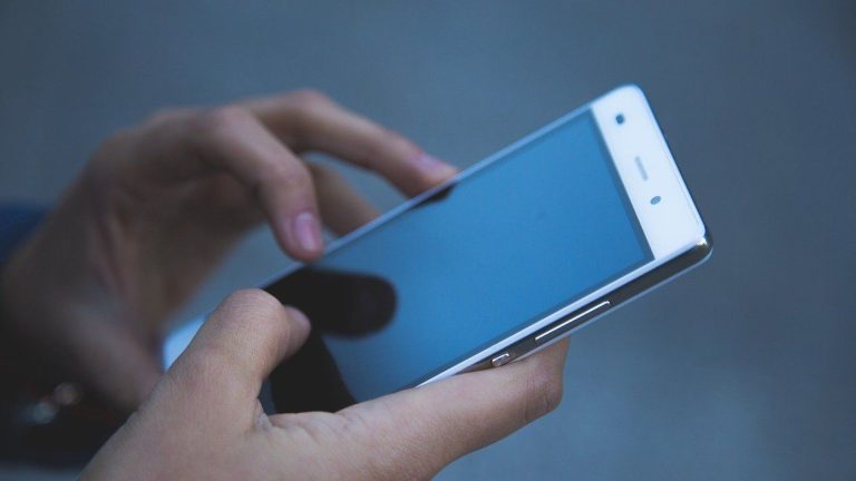 هل تم وقف تشغيل الموبايلات المستوردة في مصر وما حقيقة دفع رسوم لها؟