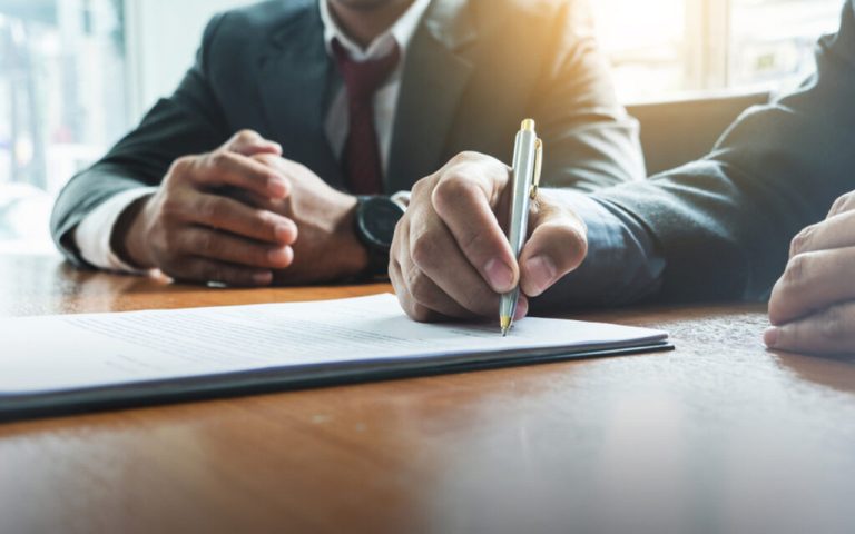 الإمارات تحدد حالات إنهاء عقد العمل دون إشعار مسبق