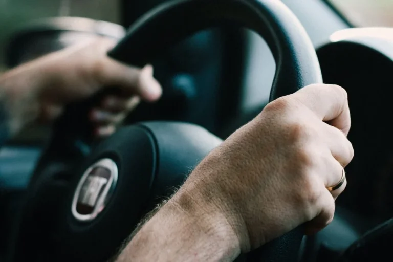 حالات تلغى فيها رخصة القيادة بموجب قانون المرور البريطاني.. تعرف عليها