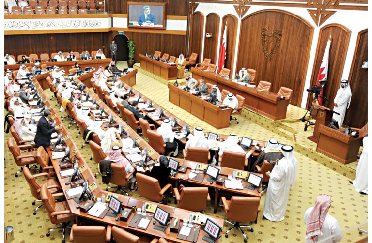 حقوق العمال في البحرين.. قانون جديد يجرّم الاحتفاظ بوثائق السفر للعامل دون موافقته