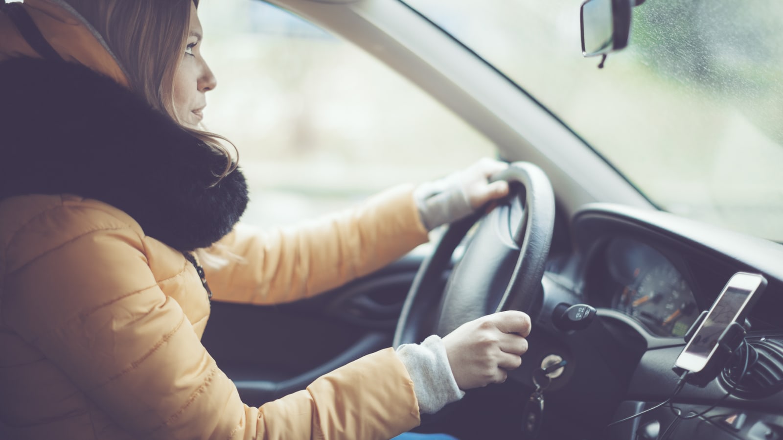 ارتداء ملابس شتوية ثقيلة أثناء القيادة
