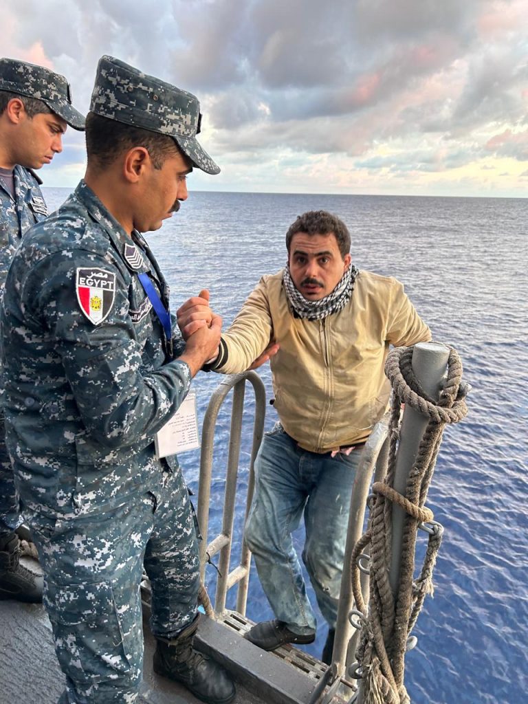 صور| القوات البحرية تحبط محاولة هجرة غير شرعية لمركب يقل 63 فردًا في السلوم