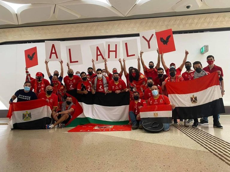 لاعبو الأهلي يؤدون تمارين الإحماء قبل مواجهة باتشوكا.. والجماهير: فرح شعبك يا أهلي (فيديو)