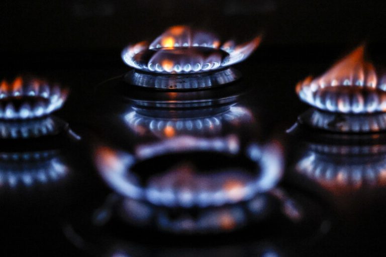 إيطاليا.. ارتفاع أسعار الطاقة بنسبة 30% في 2025 وزيادة متوقعة 272 يورو لكل أسرة