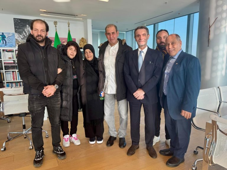 والد رامي الجمل قتيل الشرطة بإيطاليا يحصل على جائزة الفضيلة في ميلانو