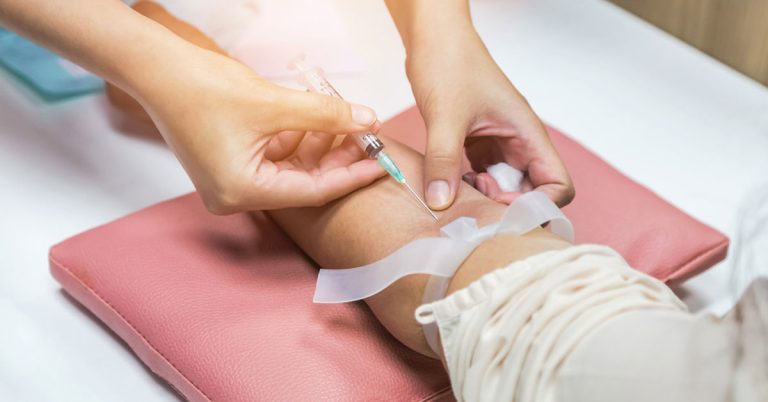 بخصوصيه تامة.. إطلاق فحص ذاتي للإيدز بدقة 99% في الصيدليات بسلطنة عمان قريبًا
