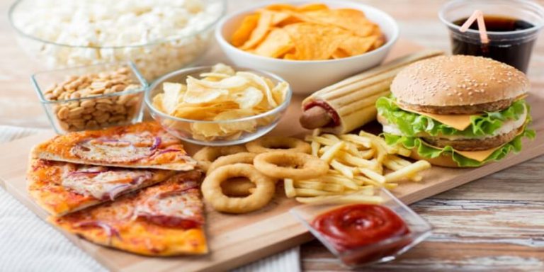بريطانيا تضع تشريعات صارمة لحظر الأطعمة غير الصحية لمكافحة سمنة الأطفال